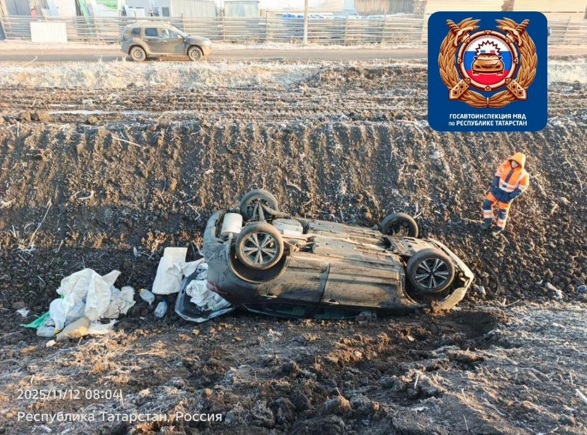 Казан янында трассада машина тимер коймага бәрелгән һәм юл читенә төшеп капланган