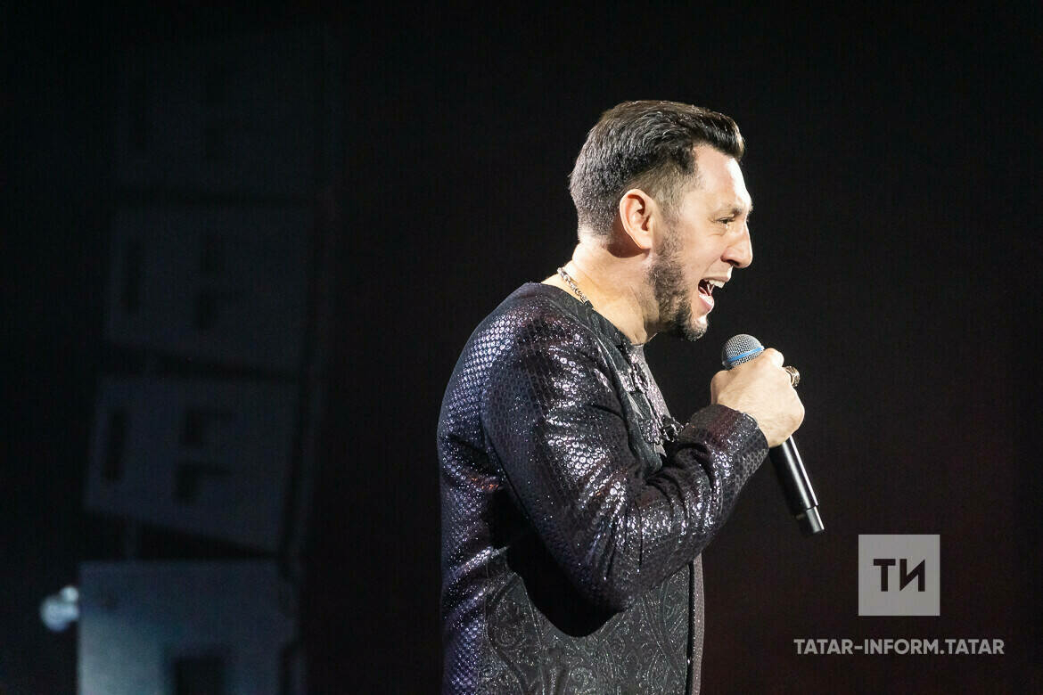 «Бармагын кем ашар?» – Фирдүс Тямаевка үзенчәлекле торт бүләк иткәннәр