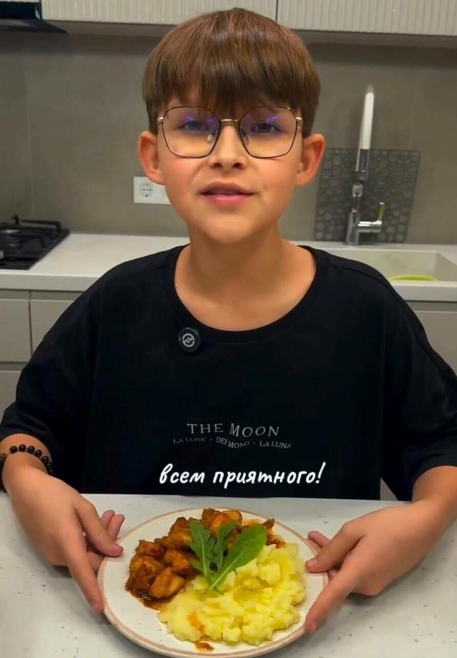 Алсу Фазлыеваның улы Ильяс «кореяча кыздырылган тавык ите» пешерергә өйрәтә