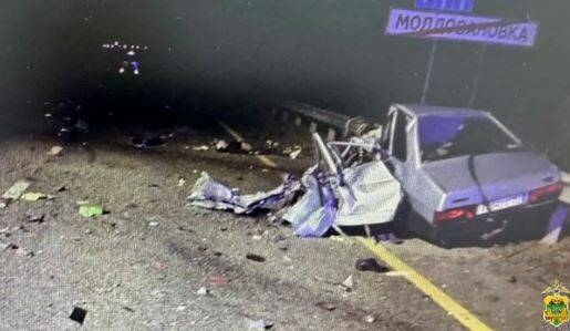 М4 трассасында авариядә машина берничә кисәккә өзелгән, 4 кеше һәлак