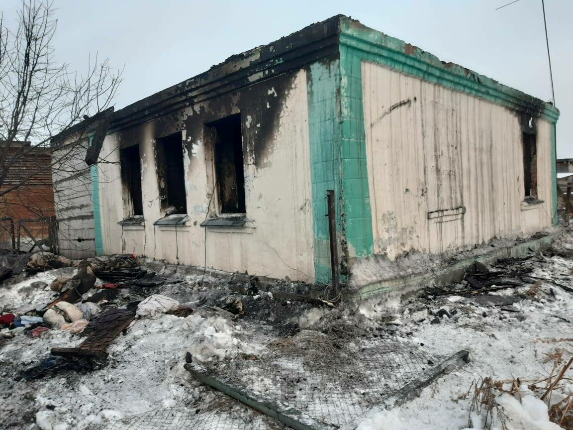 «Әнисе нәни кызын коткарырга маташкан»: Авыл өендә янгында өч кеше һәлак