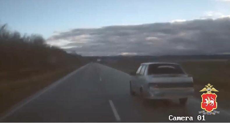 М-7 юлында 16 яшьлек үсмер утырган машина автоинспекторлардан качарга маташкан