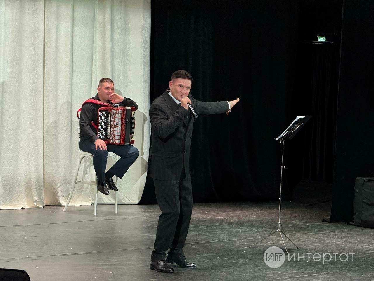 «Абый 23 яшендә, авырып, мәрхүм булды...»: Олег Фазылҗанов концертында тормыш фәлсәфәсе