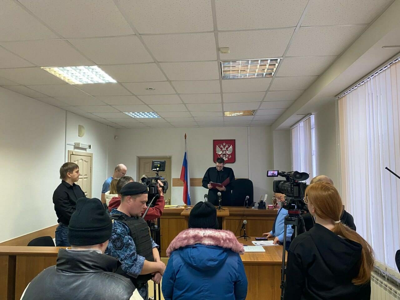 Әни кеше баласын чылбыр белән бәйләп куйган һәм уклау белән кыйнаган