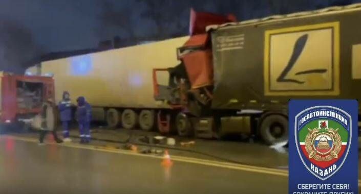 Казанда йөк машинасы эчендә кысылып калган йөртүче һәлак булган