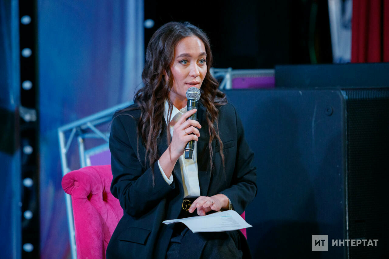 «Менә шулай дип әйт» – Гөлназ Сәфәрованы әбисе сторис төшерергә өйрәткән