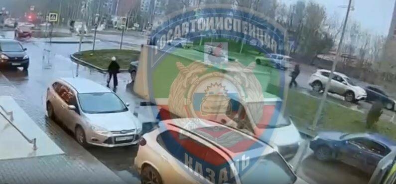 Казанда «ГАЗель» машинасы яшь кызны таптаган мизгел видеога эләккән