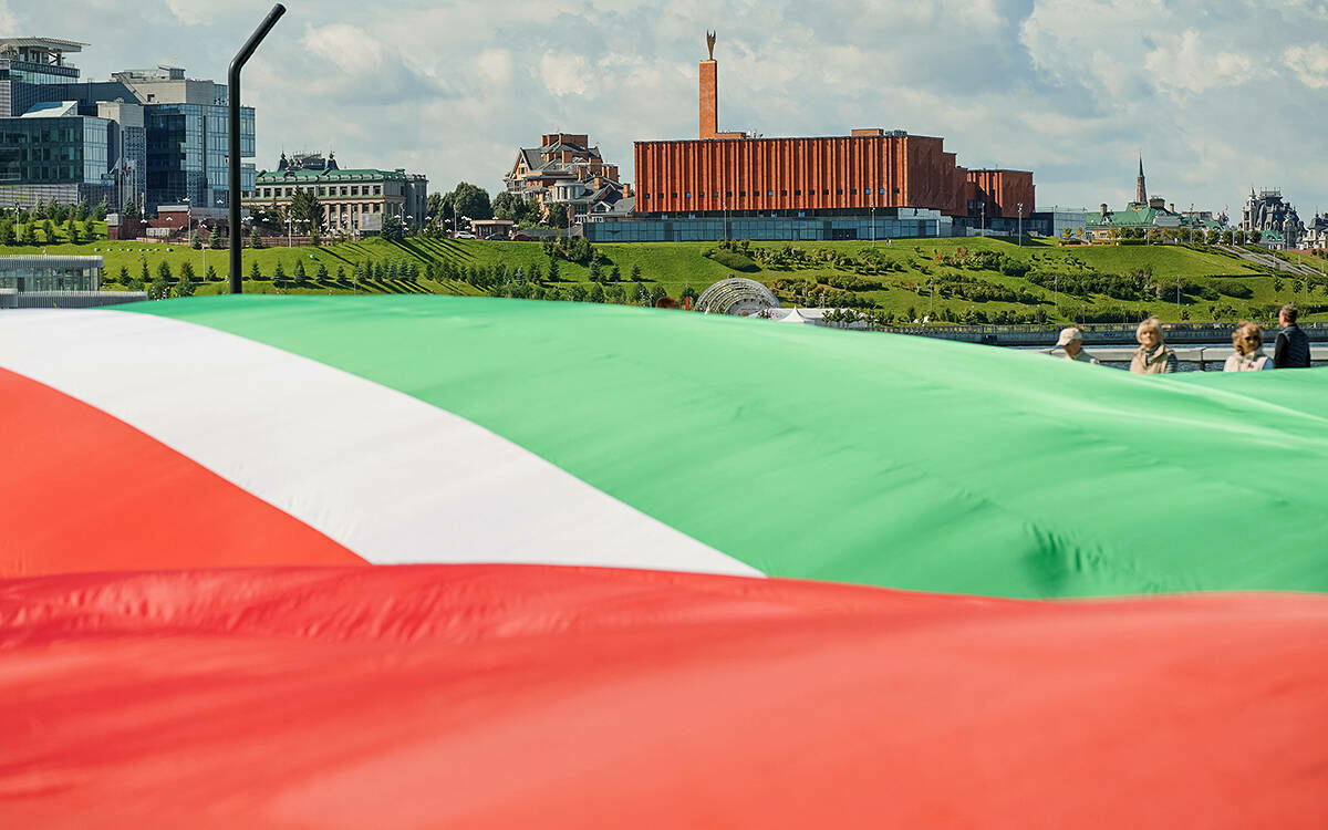 «Күпмилләтле халык таләбен белдерү»: Татарстан Конституциясе кабул ителүгә 33 ел