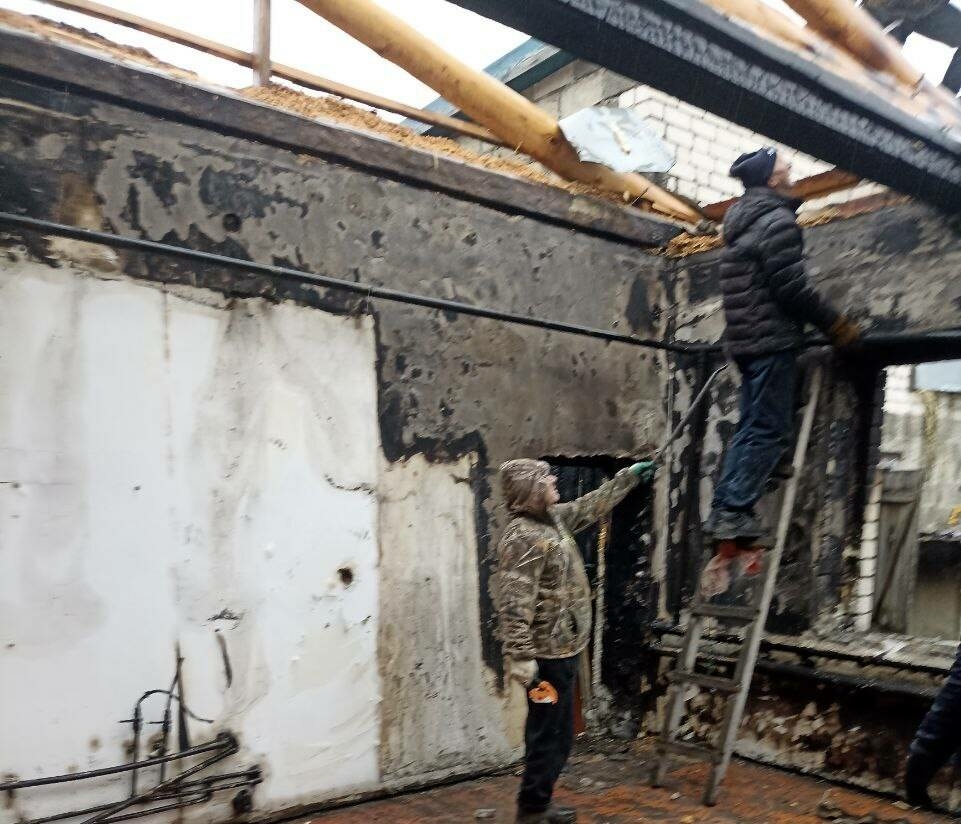 Шыгырданда татар теле укытучысы йорты янып беткән: «42 ел җыйган дәүләтне чүпкә ыргыттык»