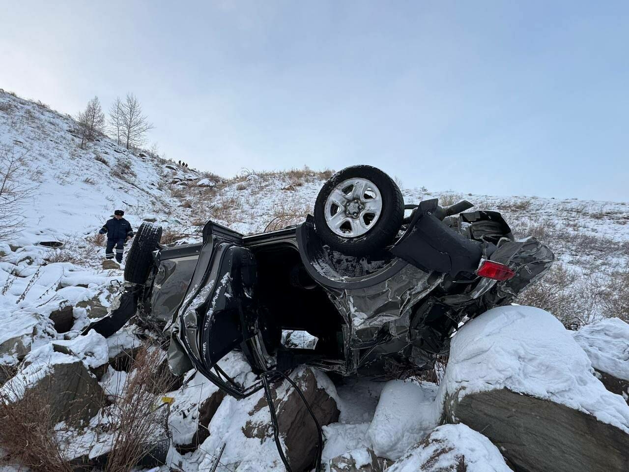 Җиңел машина 150 метр биеклектәге кыядан очып төшкән