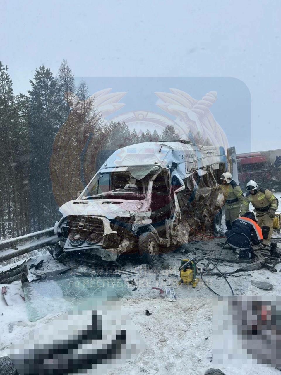 Әлмәттә берничә машина бәрелешкән, ике кеше һәлак булган