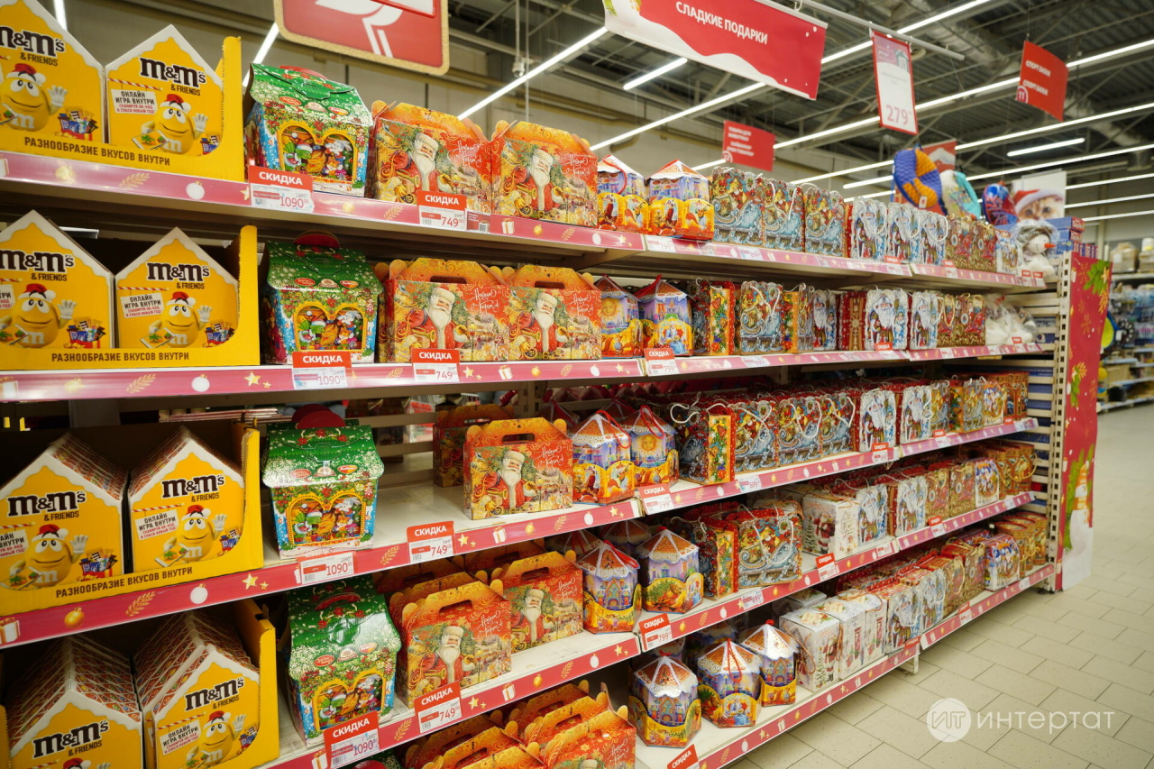 Белгеч балаларга Яңа елга сыйфатлы татлы бүләк сайларга өйрәтте