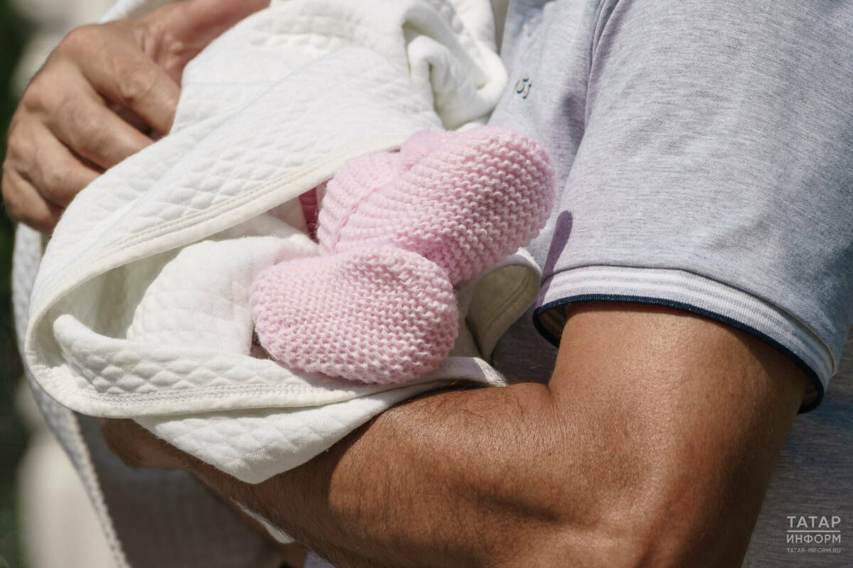 1,5 яшькә кадәр бала карау буенча пособие: 2026 елда кем ала алачак һәм ул ничә сум була?