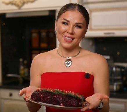 Гүзәл Уразова «Тун астында сельдь» салатын рулет итеп төреп ясарга өйрәтте