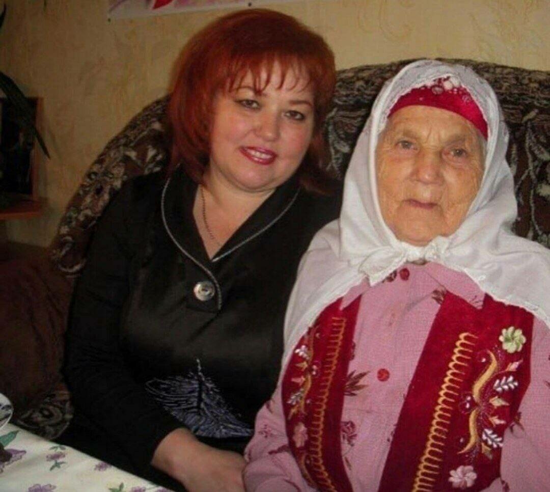 «Өзелеп, әрнеп сагынырмын инде...» – Хәния Фәрхинең әнисен соңгы юлга озаттылар