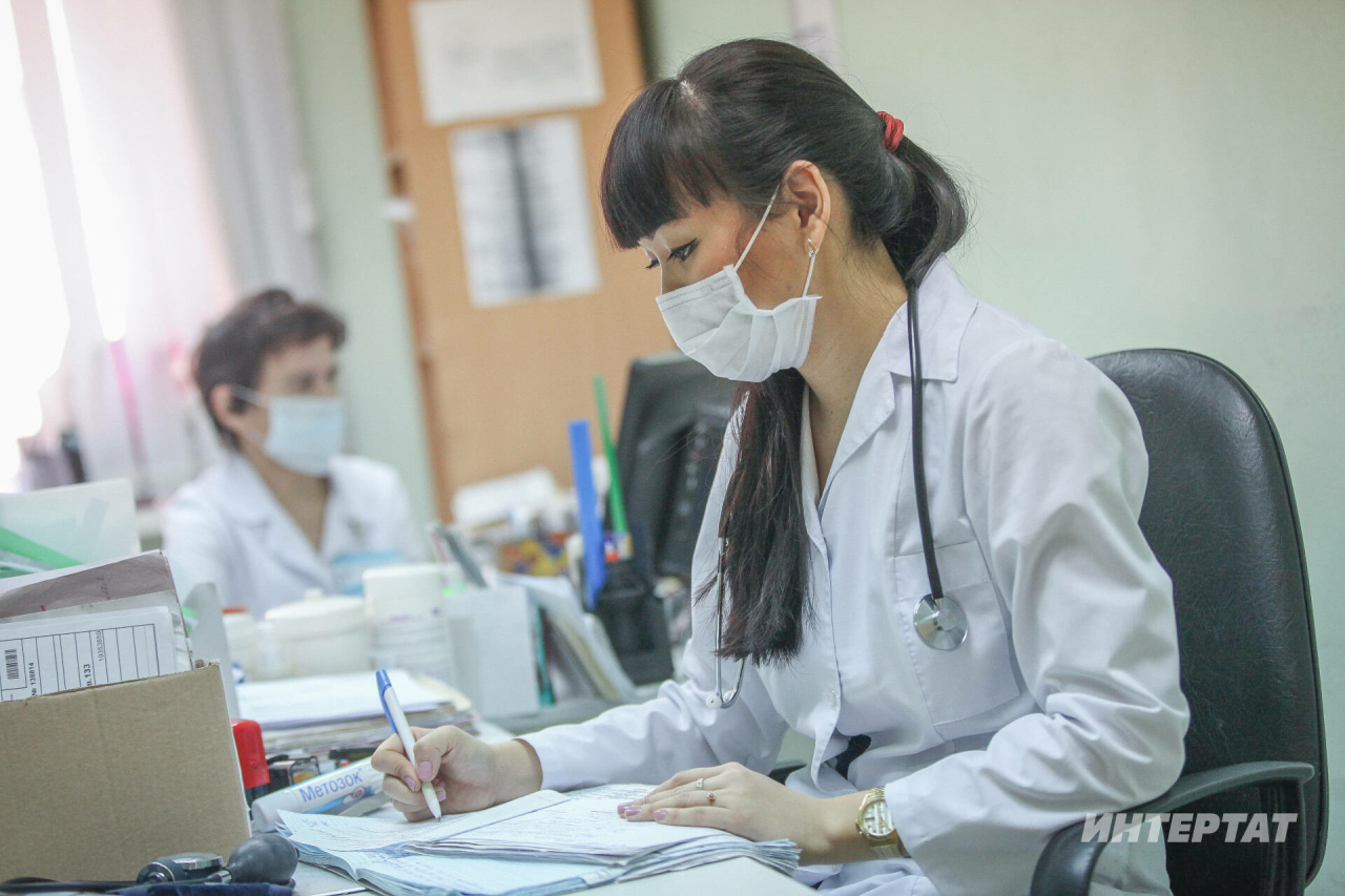 Роспотребнадзор җәмәгать урыннарында битлек киеп йөрергә киңәш итә