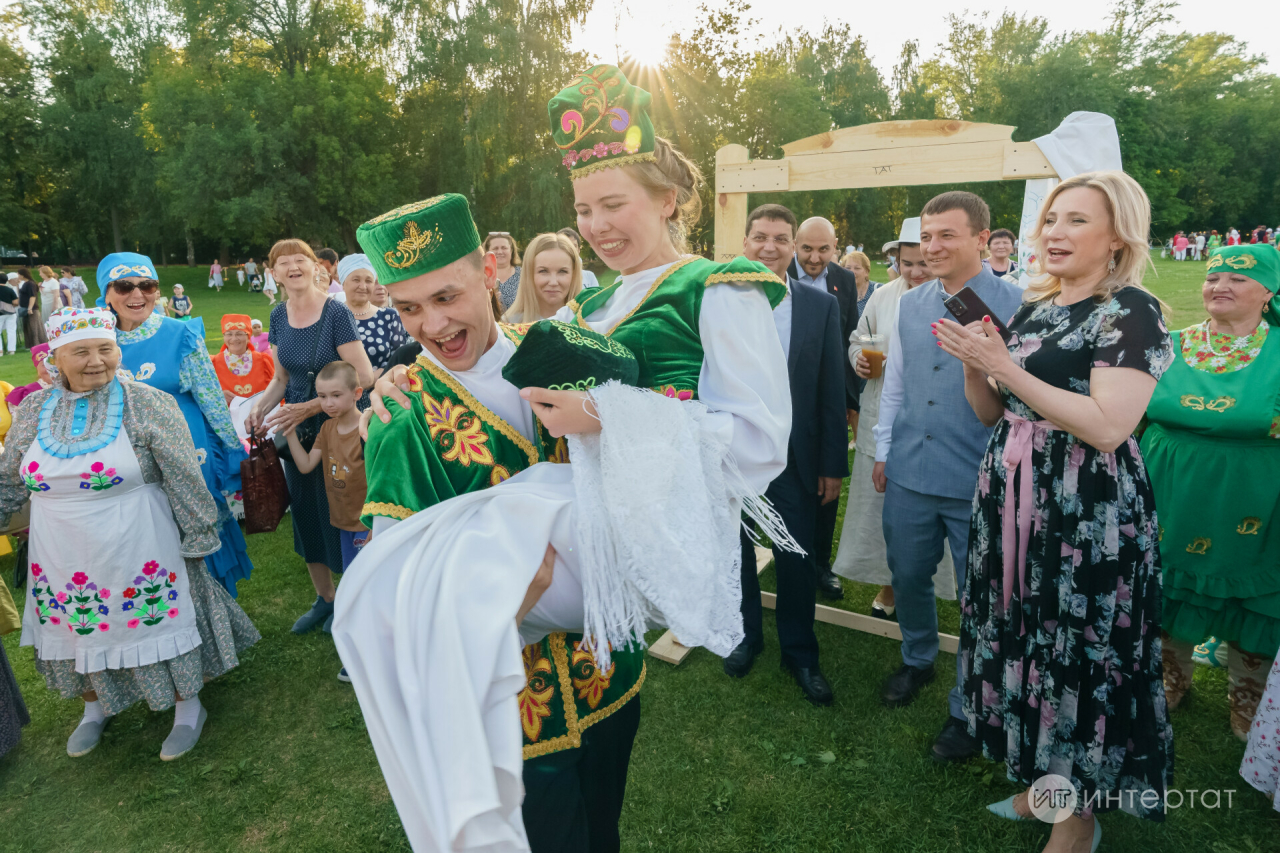 Яшьләр өчен яңа грант: милли стильдәге туйга 100 мең алып булачак