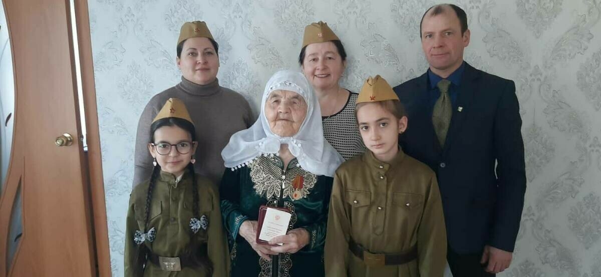 Тиф, ачлык күргән, бала чагыннан эшләгән 96 яшьлек тыл хезмәтчәне Гадия Баһавиева тарихы