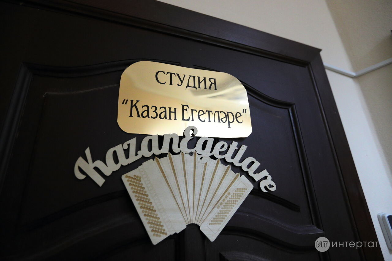 «Татлы иреннәрең мине гашыйк итте»: «Казан егетләре» бәхет турында җырлый