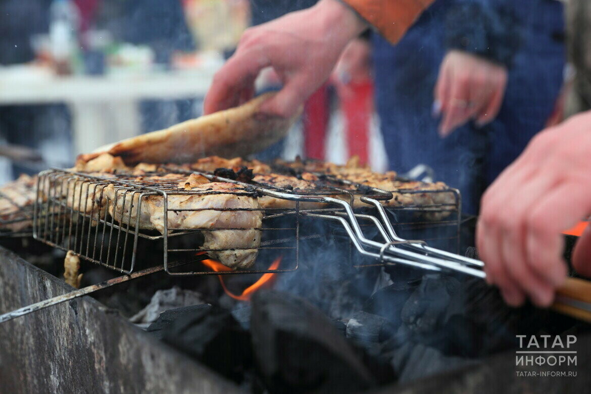 Шашлык пешерә торган рәшәткәне чистарту өчен җиңел ысуллар