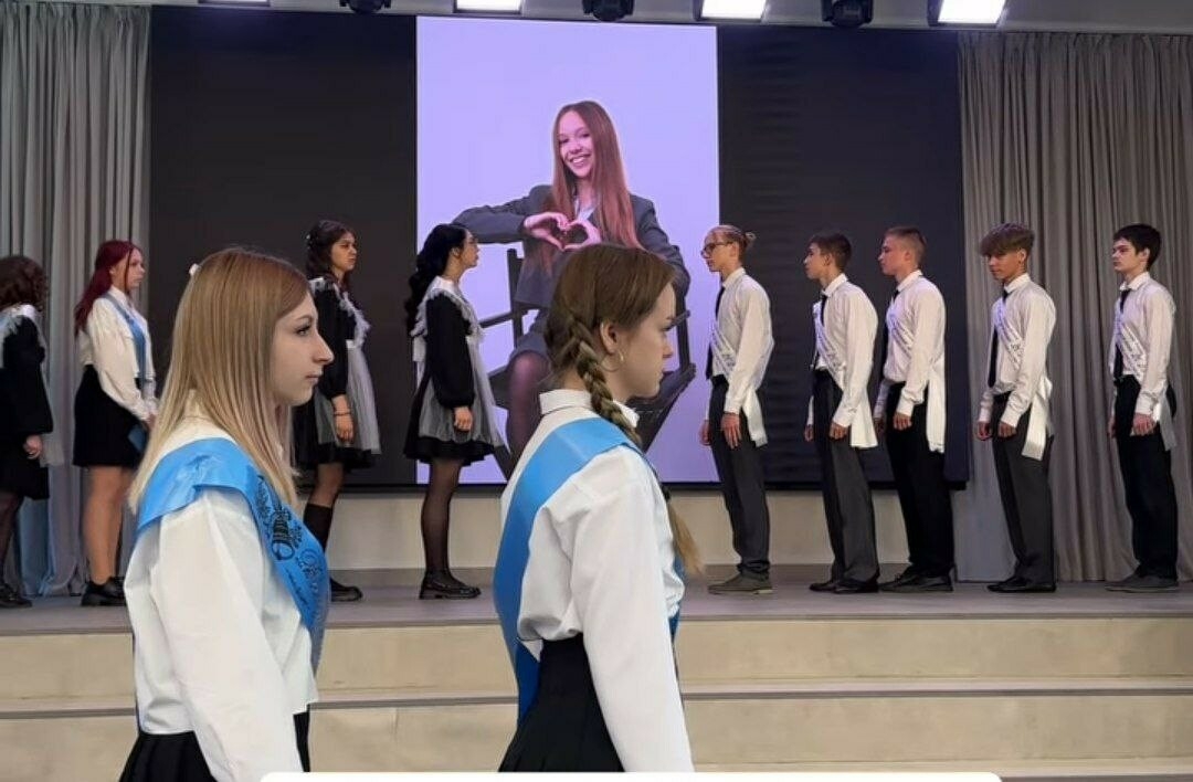 Чыгарылыш сыйныф укучылары фаҗигале һәлак булган Камилланы искә ала
