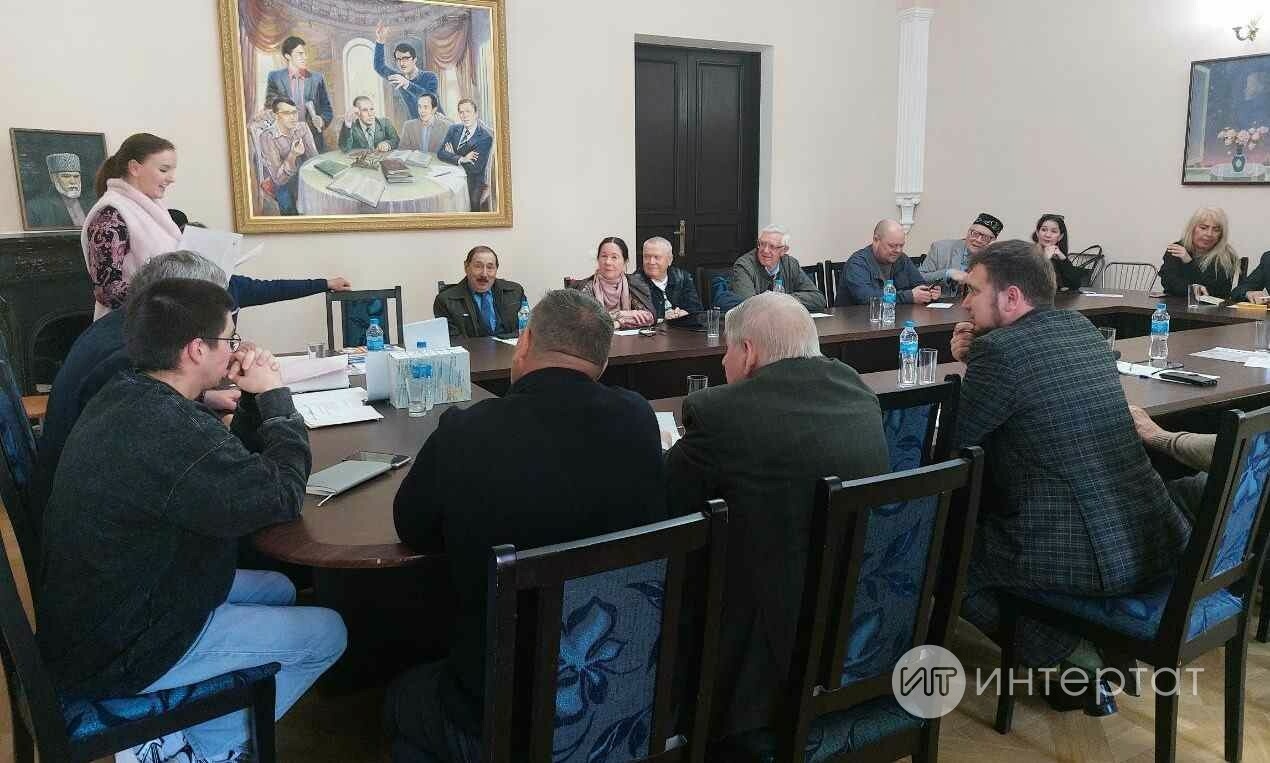 «Күп кенә каләмдәшләребез җөмлә төзи белми», – дип, татарча гына әйтсәң булмыймы?»