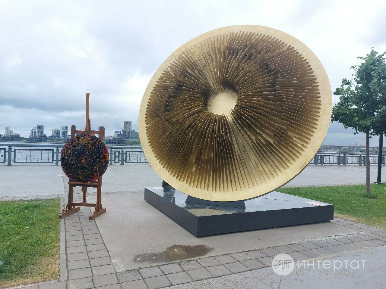 Кемгә кояш, кемгә гөмбә: Казансу ярында җиз сын – миллионердан бүләк
