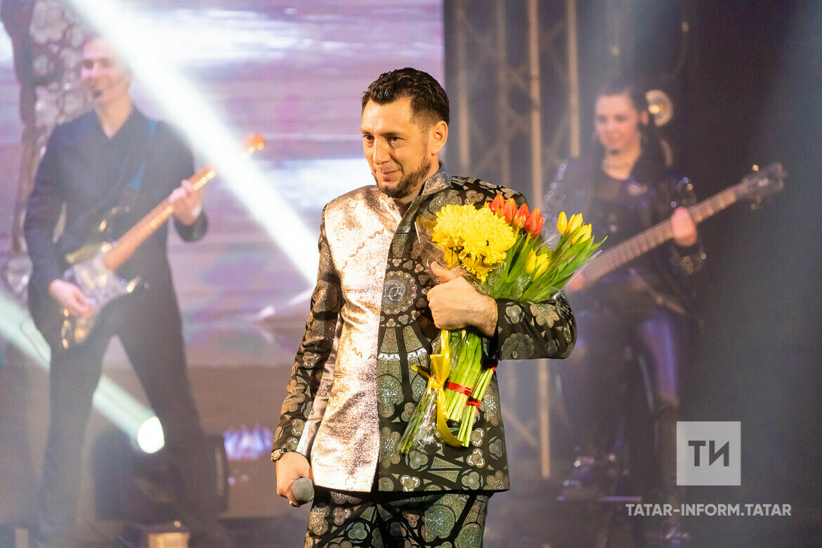 Фирдүс Тямаев туган йортына кайтып, урамда йоклаган