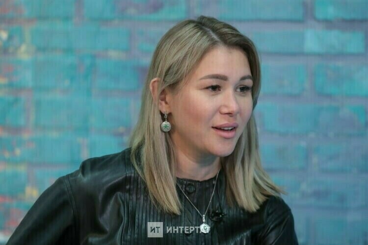 Гөлназ Шәрипҗанова алып барган туй өзелә язган: «Әнисе баскычтан егылды»