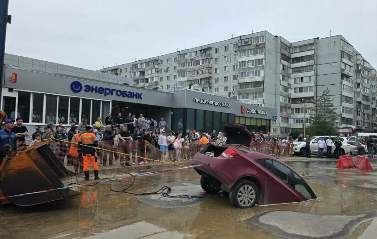 Казан урамында машина чокырга төшеп киткән