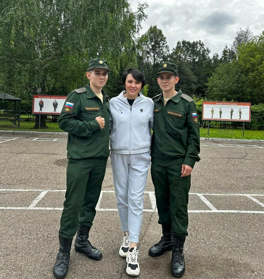 Сиринә Зәйнетдинованың концерт директоры игезәк улларын армиядән каршылаган – хисле видео
