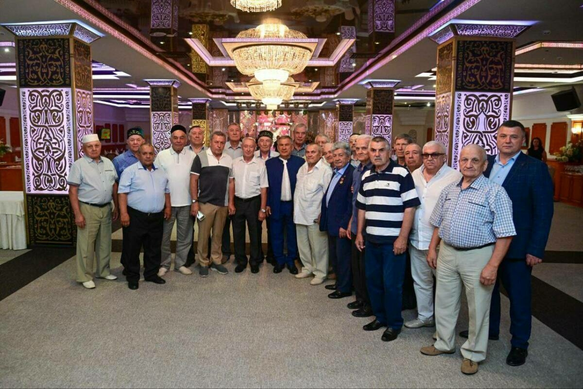 Рөстәм Миңнеханов төркемдәшләре белән фото күрсәтте: «Әле егетләр кебек»