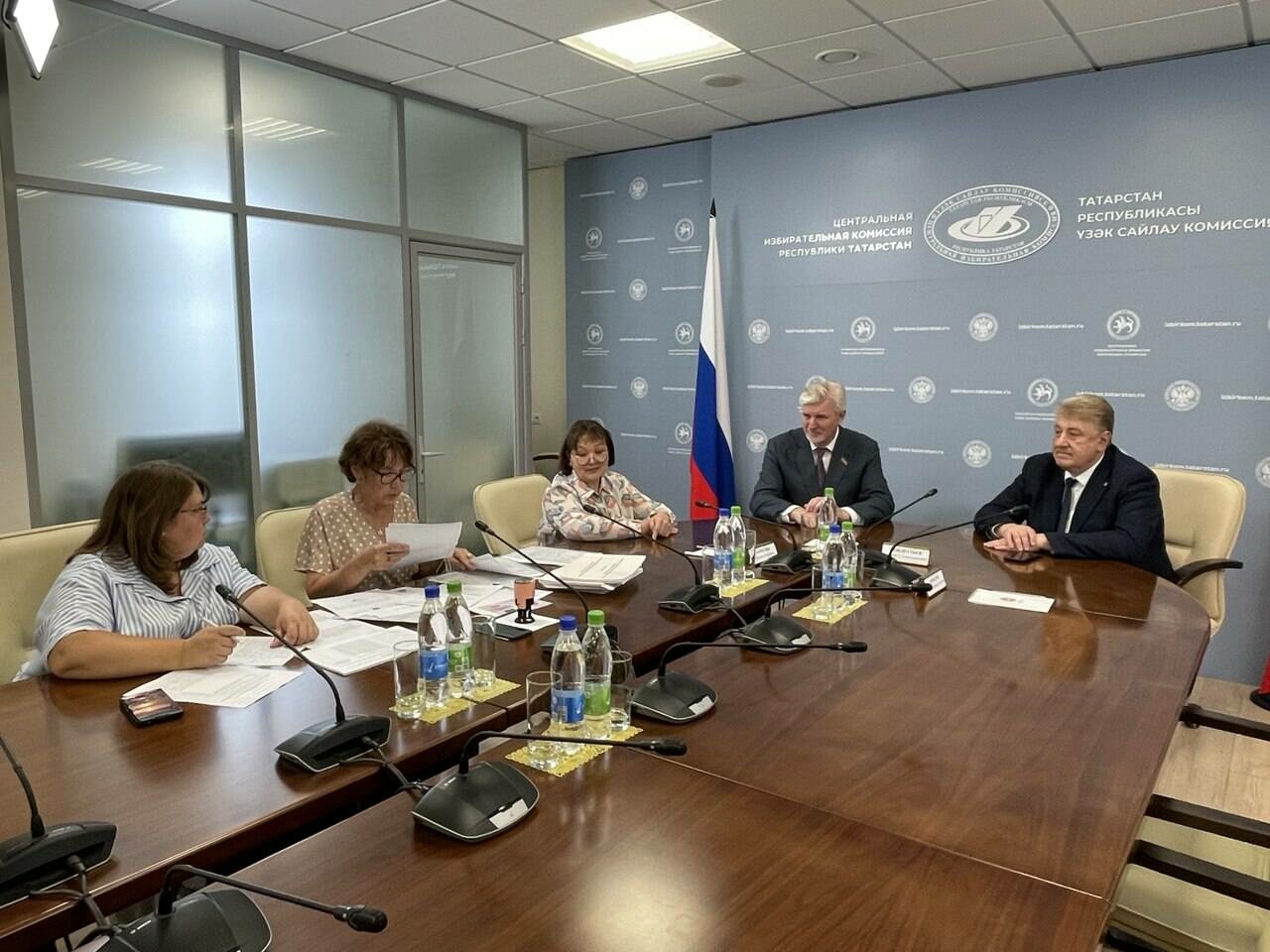 Рөстәм Миңнеханов Татарстан Үзәк сайлау комиссиясенә документлар тапшырды