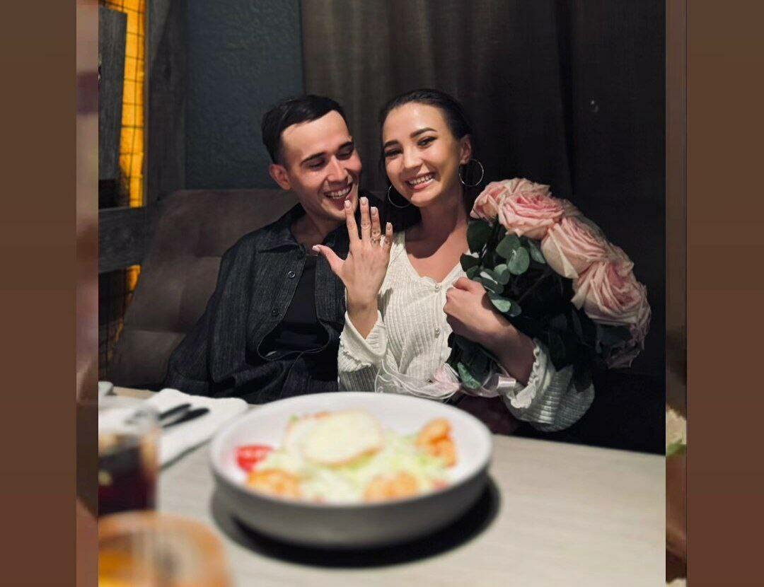 Җырчы Ислам Кәлимуллин сөйгәненә тәкъдим ясаган