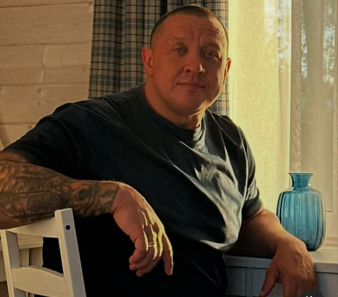 Авыр атлетика буенча Россия чемпионы Михаил Кокляев «Зәңгәр күлмәк»не җырлый – видео