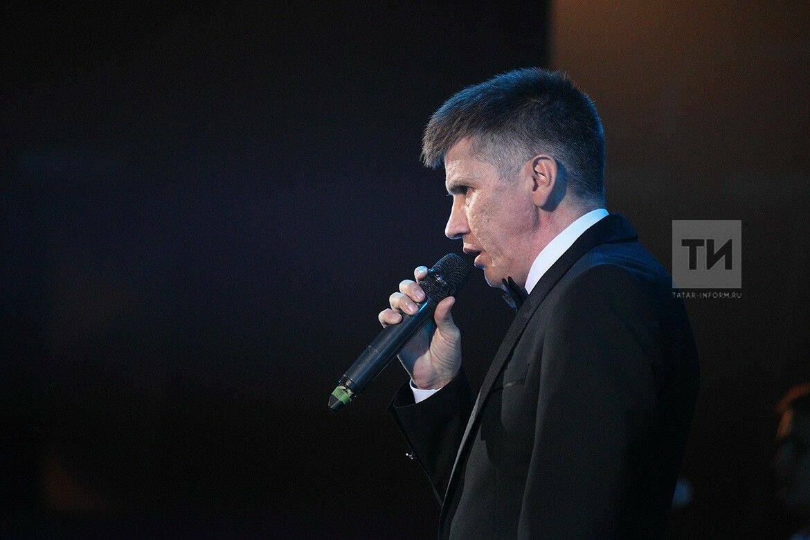 Дәниф Шәрәфетдинов авырганнан соң беренче тапкыр сәхнәгә чыккан – видео