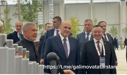 Михаил Мишустин һәм Рөстәм Миңнеханов «Эх, сез матур кызлар»ны тубафонда уйнауны тыңлады