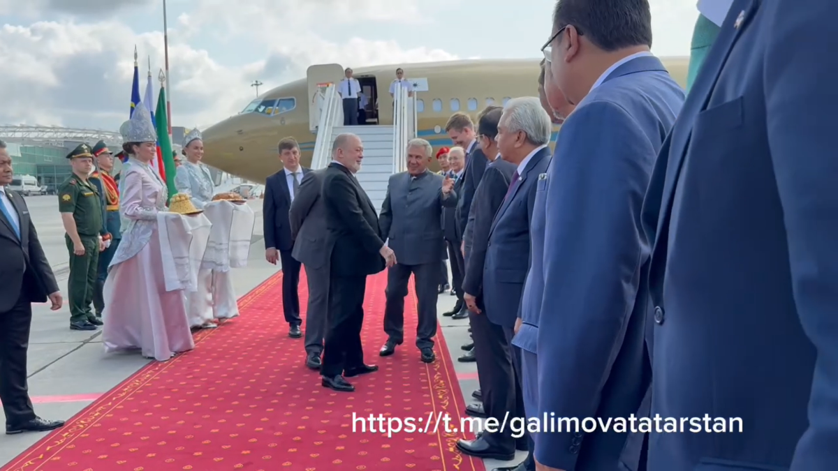 Казан аэропортына алтын самолет төште: Малайзия Королен Татарстан Рәисе каршы алды