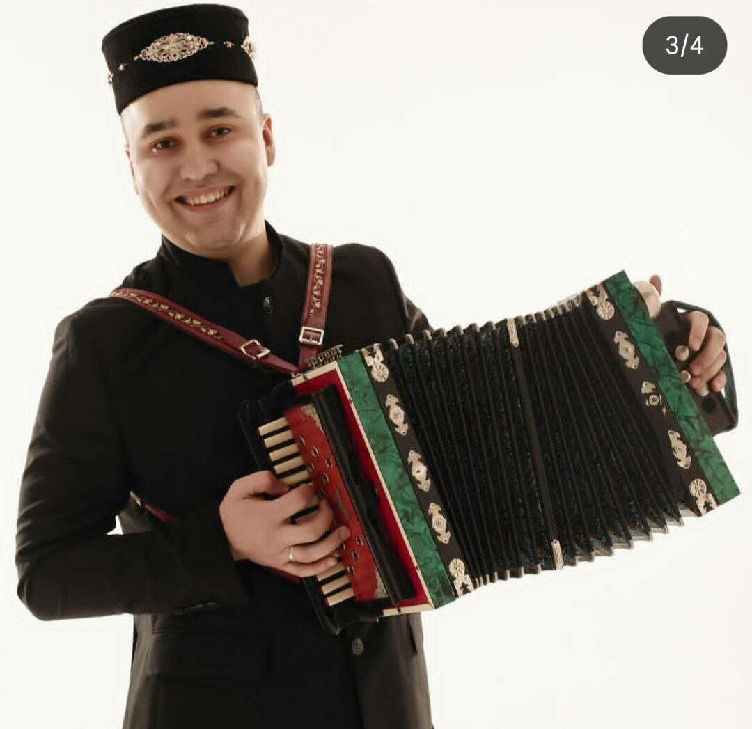 Баянчы, театр артисты Ильяс Шәриповның һөнәрләре арткан