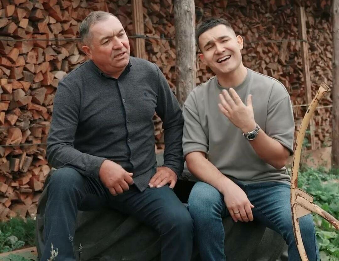 Илшат Сафин әтисе белән җырлый: «Әти кеше иткән егетләр без»