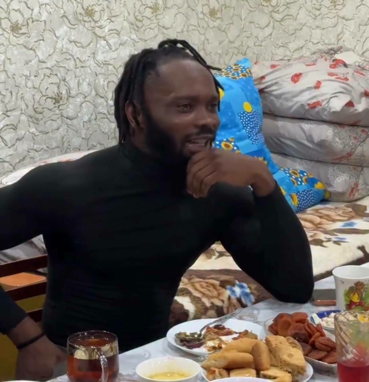 «Әзер татар кияве»: Африка егете Джонатан татар халык җырын башкара