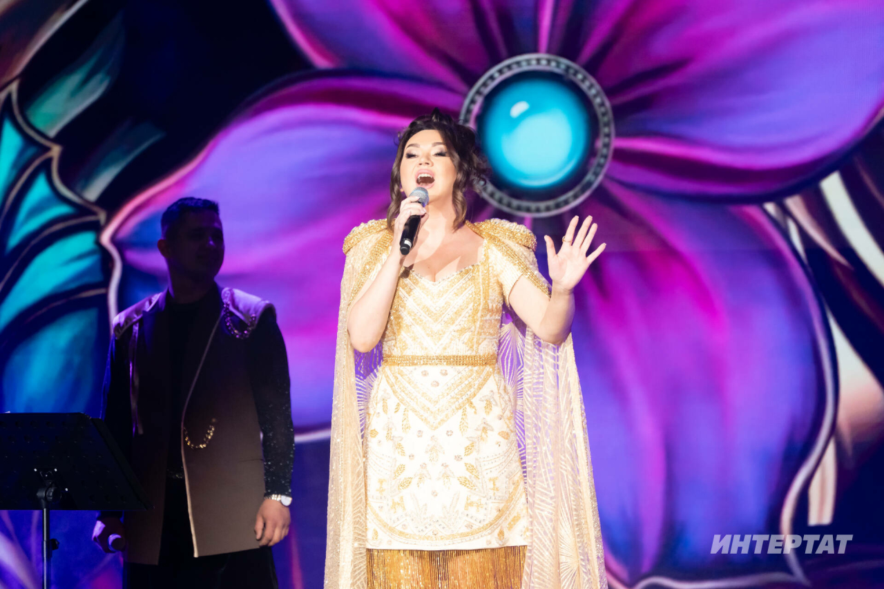 «Сорарга курыктым»: Илмир Ямалов Иркәгә озак еллар саклап тоткан бүләген тапшырган