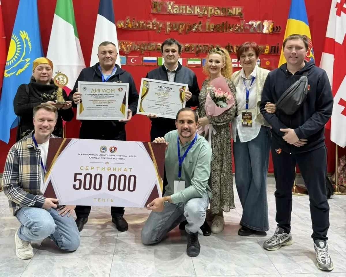 Илгиз Зәйниев «Адәмнәр» спектакле белән Алматы фестивалендә иң яхшы режиссер дип танылды