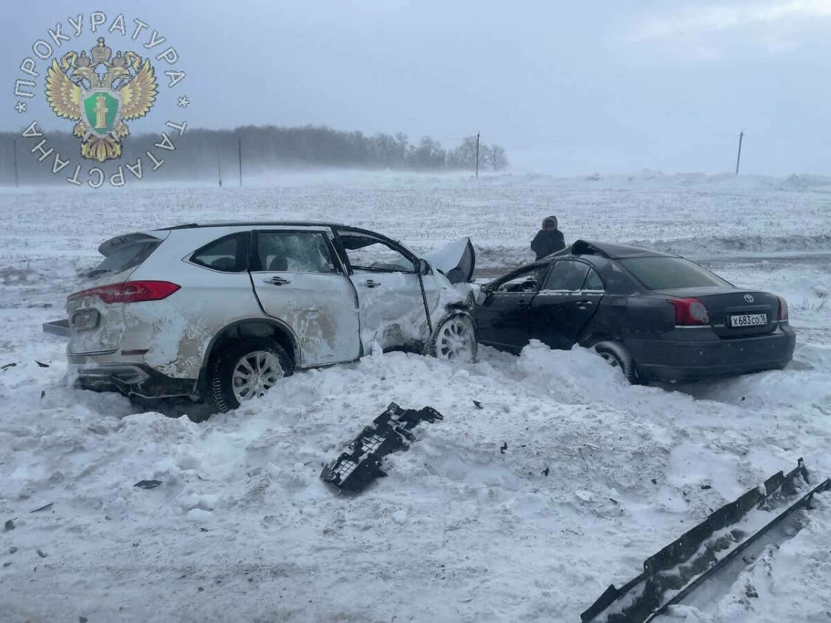 Татарстан юлында берничә машина бәрелешкән, дүрт кеше имгәнгән
