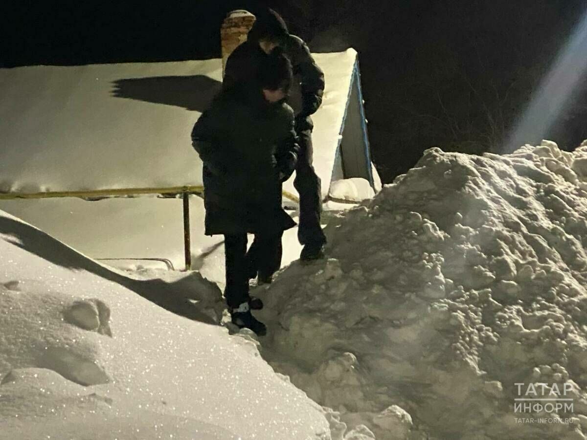 Казанда кар чистартучы трактор кешеләр яши торган өйне кар белән күмеп киткән