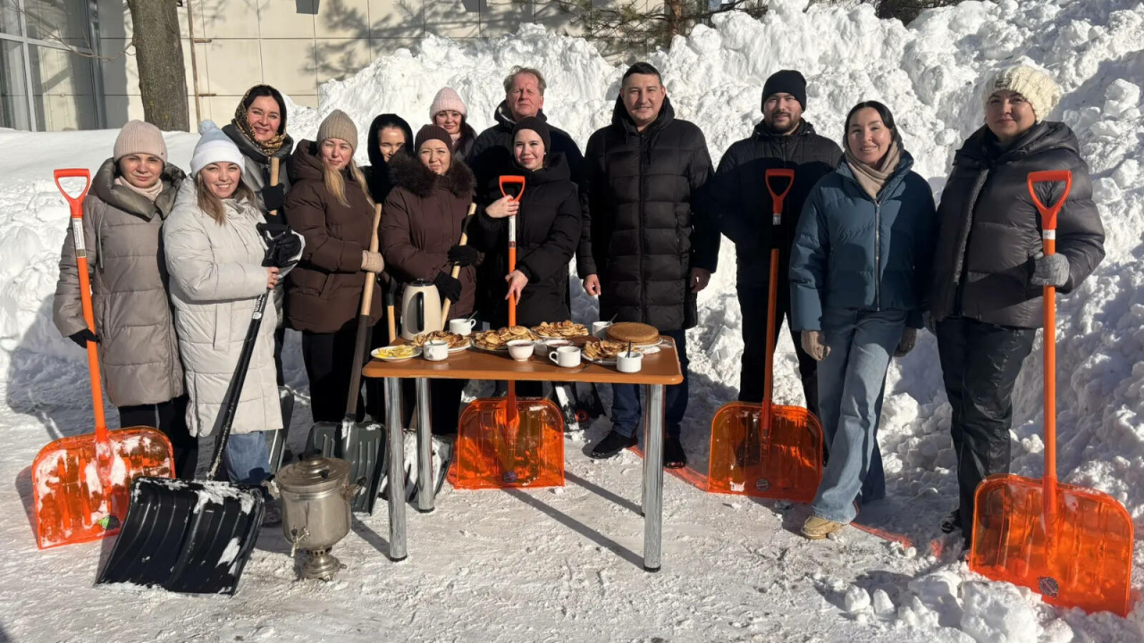 Республика балалар клиник хастаханәсе хезмәткәрләре кар көрәү өмәсе ясаган