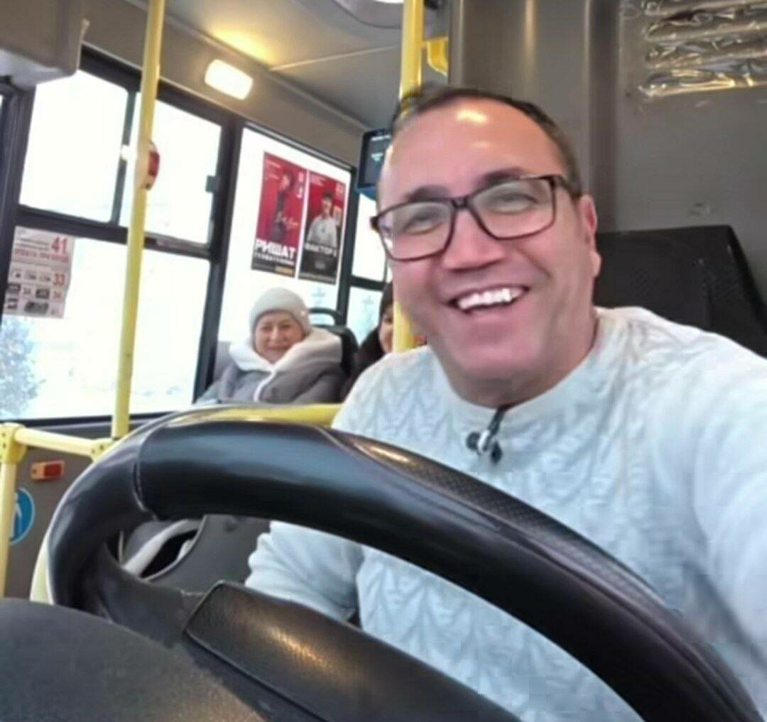 Җырлый-җырлый автобус йөртүче Рөстәм: «Кешеләрнең елмаюын күрү мине бәхетле итә»