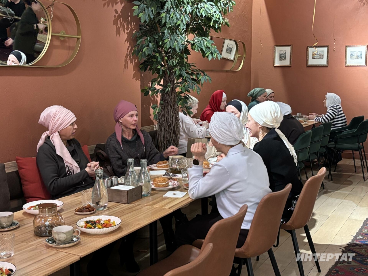 «Рәхәтләнеп бергә авыз ачтык»: Казанның 10 туклану ноктасында хәйрия ифтары узды