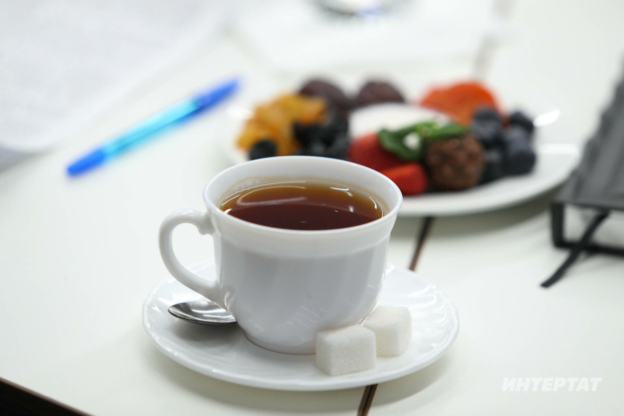 Ни өчен лимонны кайнар чәйгә салуның файдасы юк?