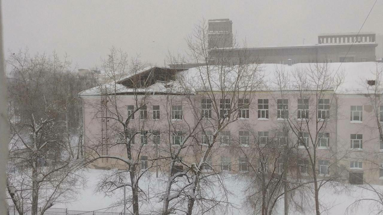 Казанда татар гимназиясенең түбәсе ишелгән